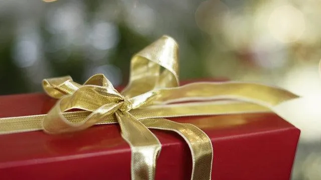 Большинство московских компаний дарит партнерам часы с логотипом и алкоголь