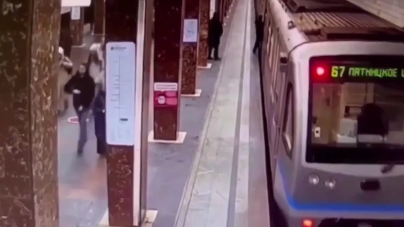 12-летний зацепер прокатился на сцепке между вагонами в метро Москвы