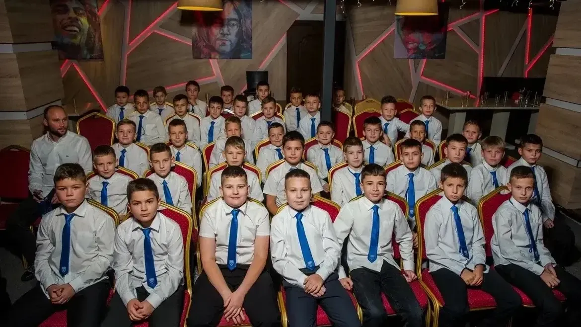 Детско-юношеские футбольные команды Клина наградили за победы на чемпионате