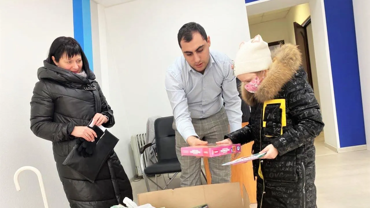 В пункте сбора гуманитарной помощи в Люберцах передали вещи семье из ДНР