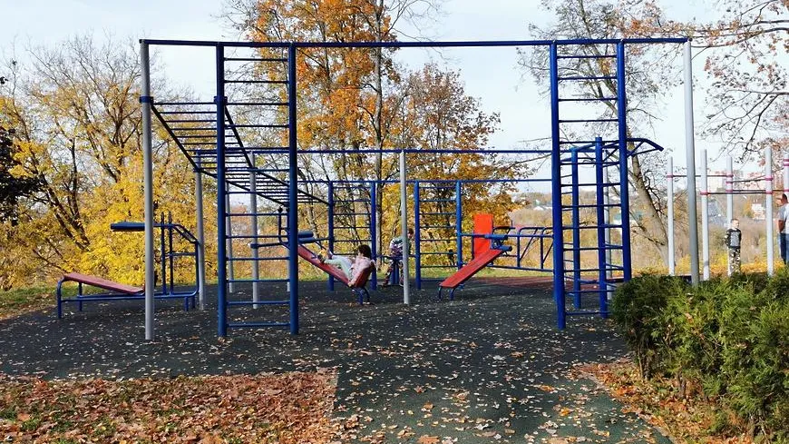 Тренажерную площадку с безопасным покрытием открыли в микрорайоне 25А в Мытищах