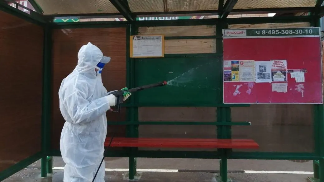 Более 70 человек моют остановки общественного транспорта в Люберцах