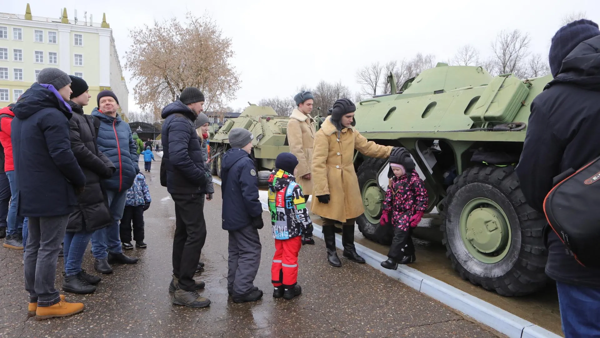 Педагог Калинова посоветовала 23 февраля сходить с ребенком в военный музей