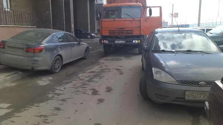 Неправильно припаркованные авто помешали вывозу мусора с контейнерной площадки в Подольске