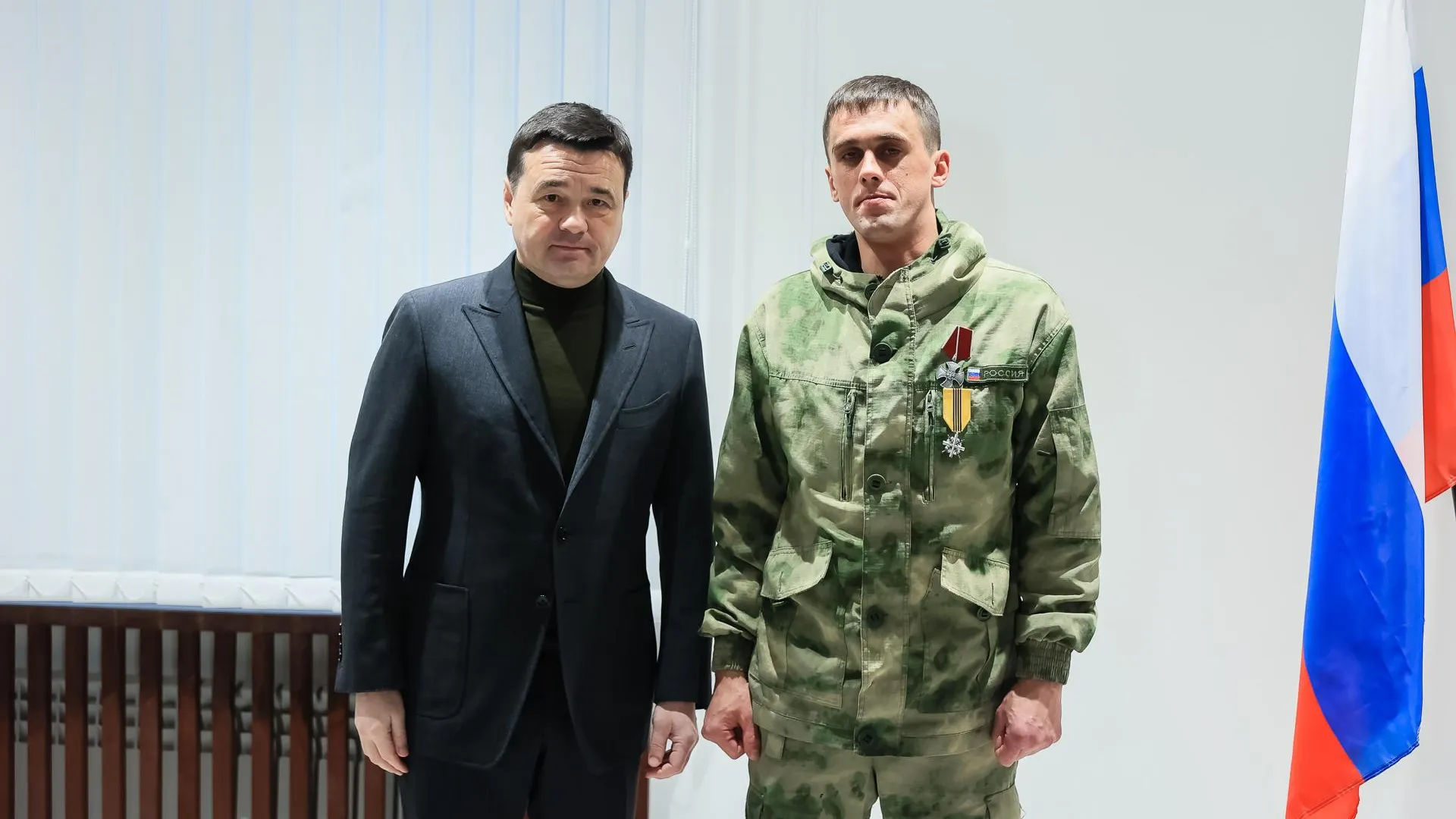 Андрей Воробьев вручил орден Мужества добровольцу СВО