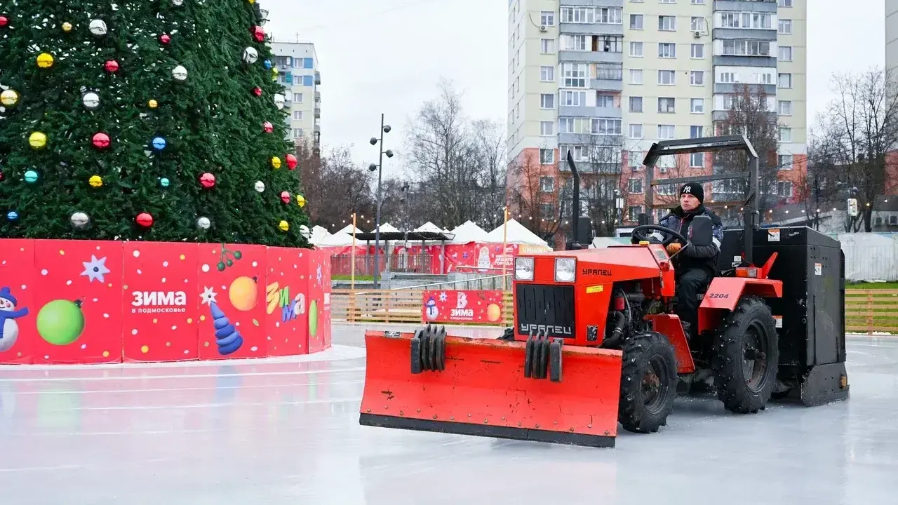 В Ленинском заработал каток у кинотеатра «Искра»