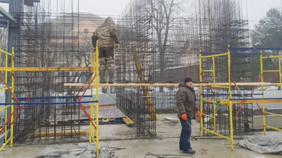 Работы по устройству кровли начались на спорткомплексе в Можайске