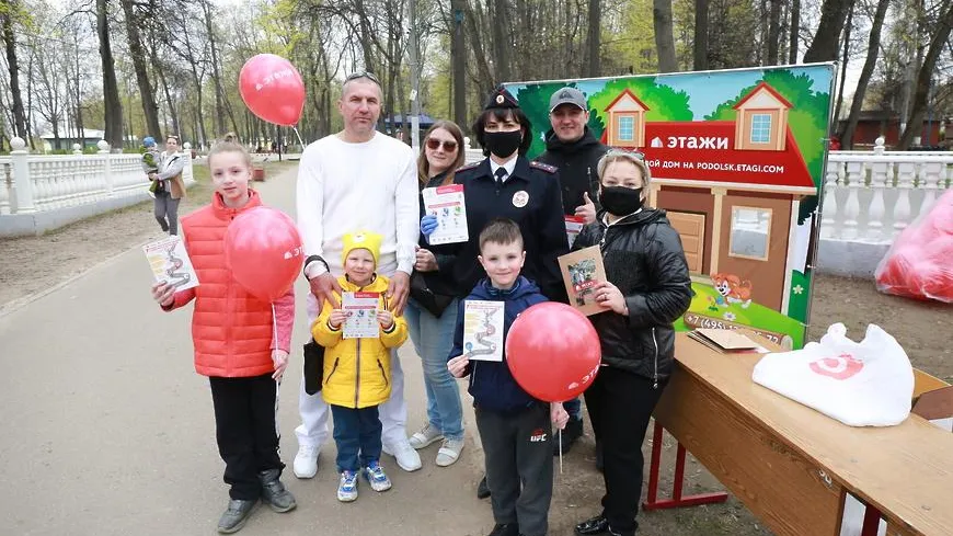 В Подольске посетителям парка раздали листовки с информацией по автокреслам