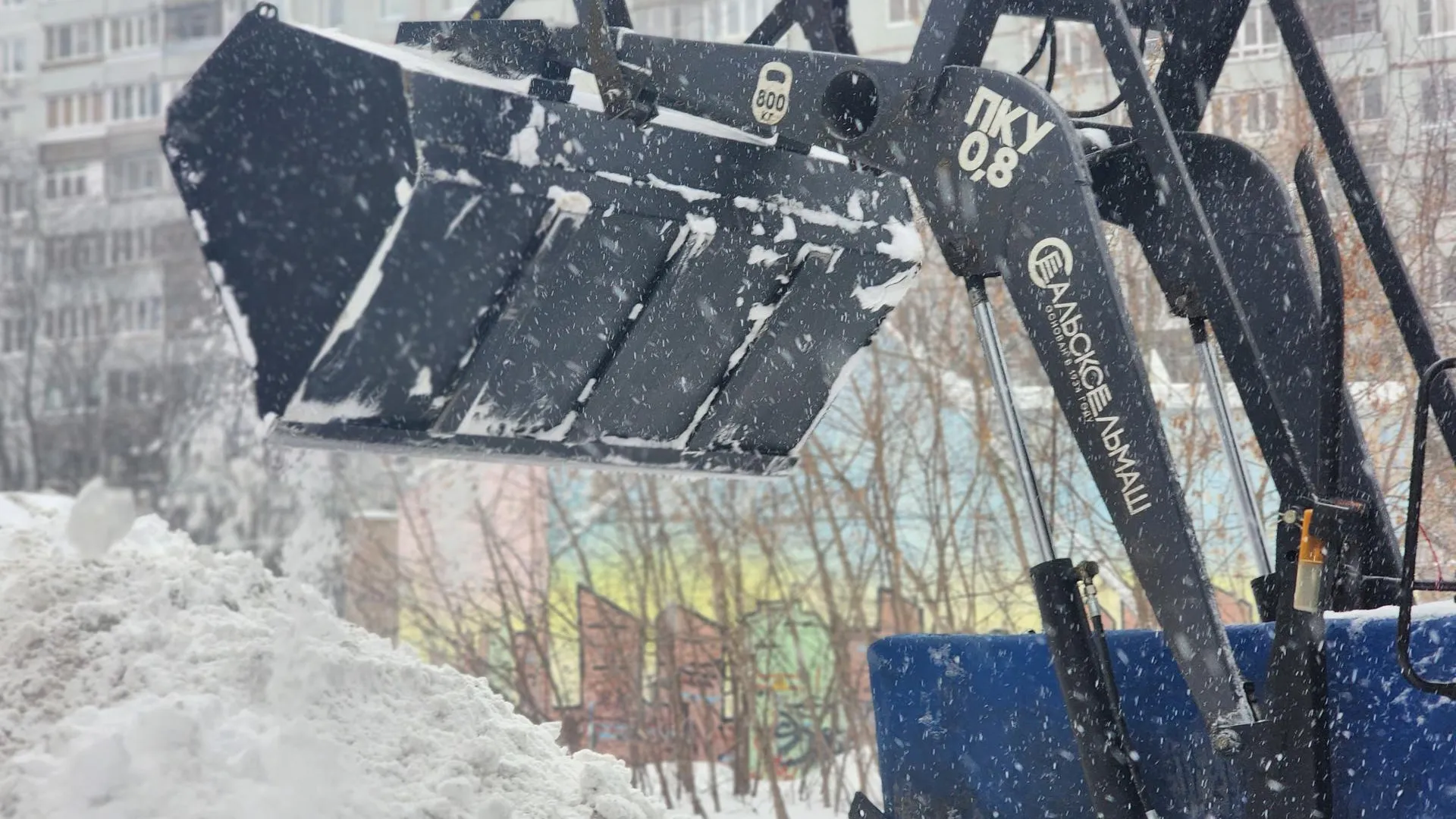 Управляющая компания «Жилсервис» очищает от снега три дома на 50 лет ВЛКСМ