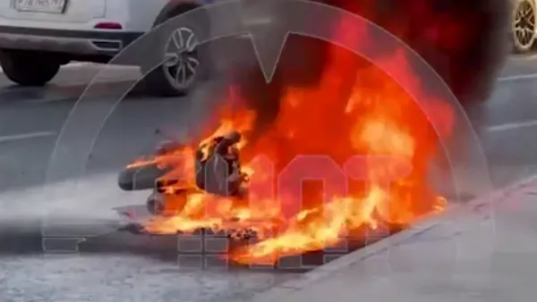 В Москве водителю скутера пришлось спрыгивать с транспорта на ходу из-за пожара