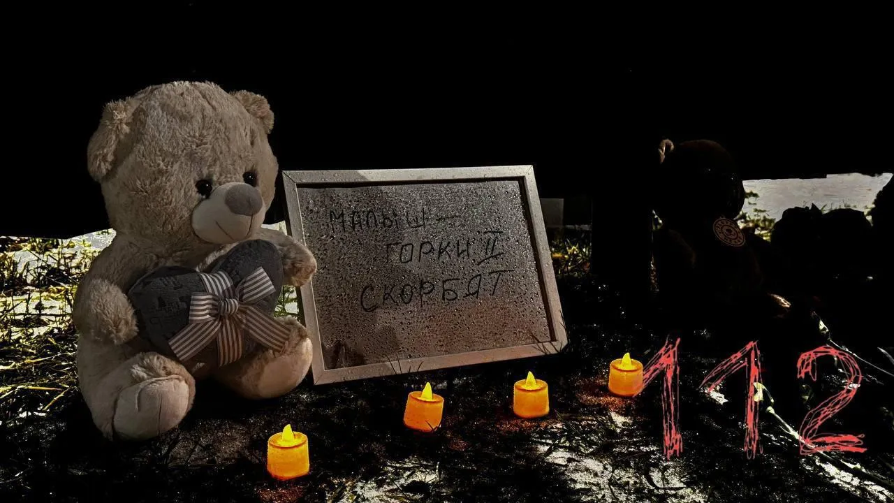 Стихийный мемориал в память о погибшем ученике появился у школы в Одинцове