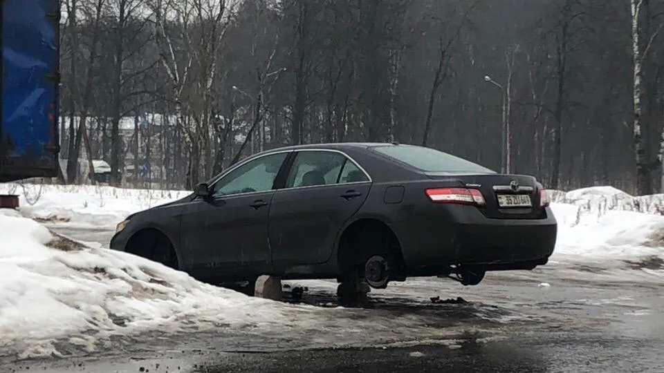 В Подольске неизвестные сняли все колеса с иномарки