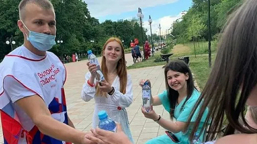 Более 60 волонтеров раздавали питьевую воду посетителям парков в Люберцах