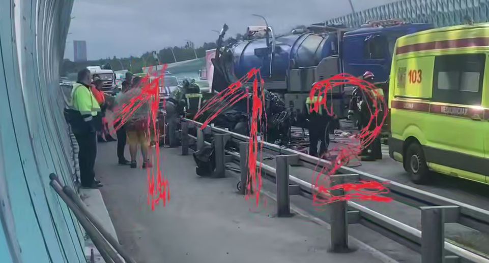 Видео: два грузовика превратили Infiniti в груду металла в Москве