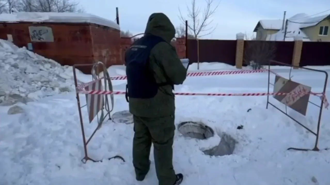 Ребенок упал в канализационный колодец в Хабаровске и умер