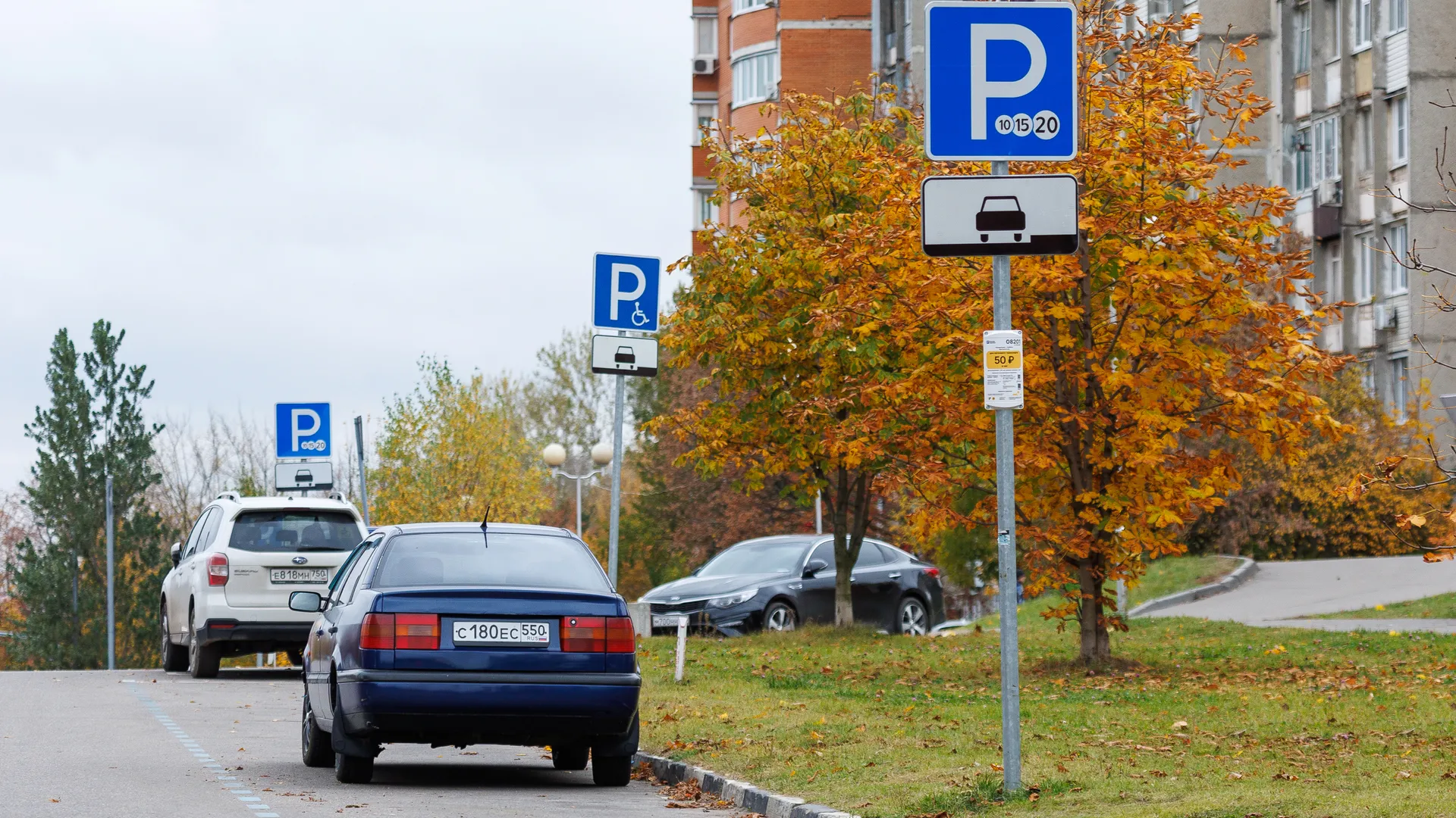 Парковка на всех улицах Москвы будет бесплатной 3 и 4 ноября