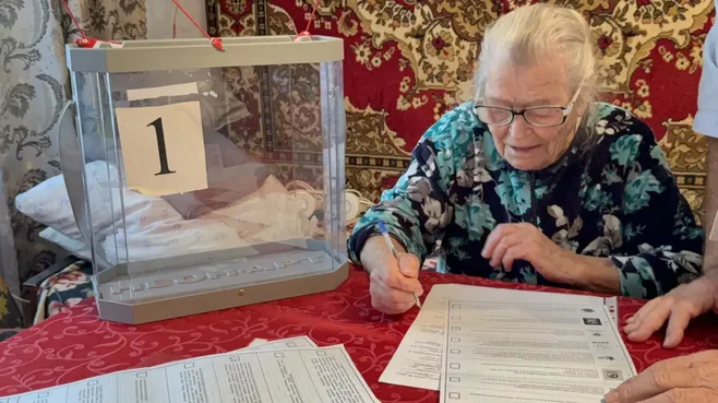 Жительница Королева проголосовала на дому в 99 лет