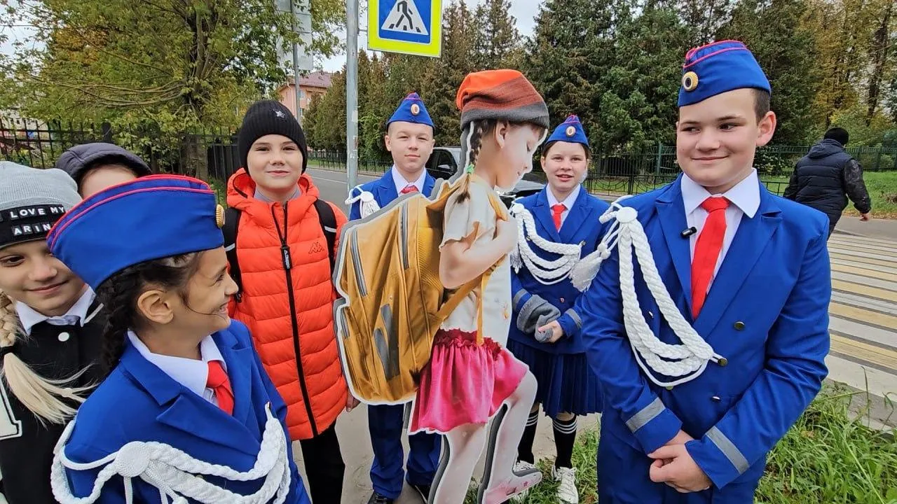 В Клину манекены детей-школьников одели по погоде