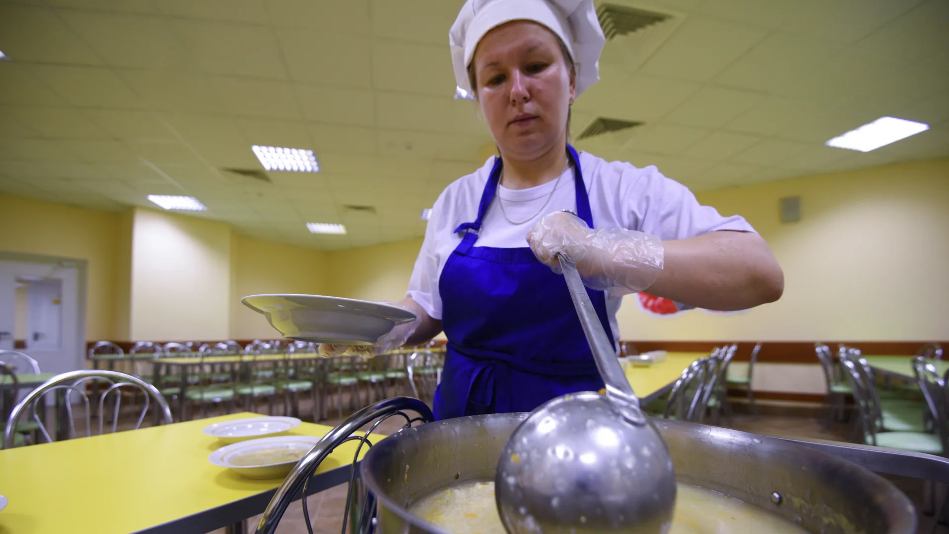 Все ученики начальных классов получают горячее питание в подмосковных школах