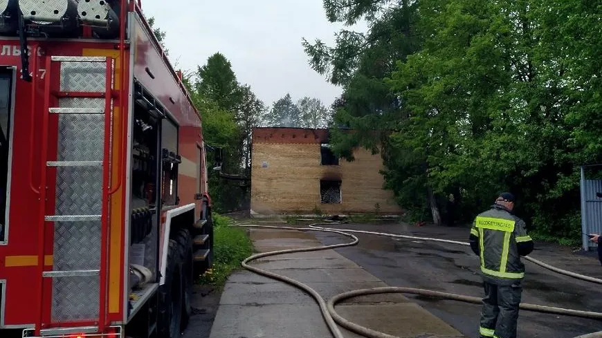 Пожар потушили в заброшенном здании ВИЖ в Дубровицах Подольска