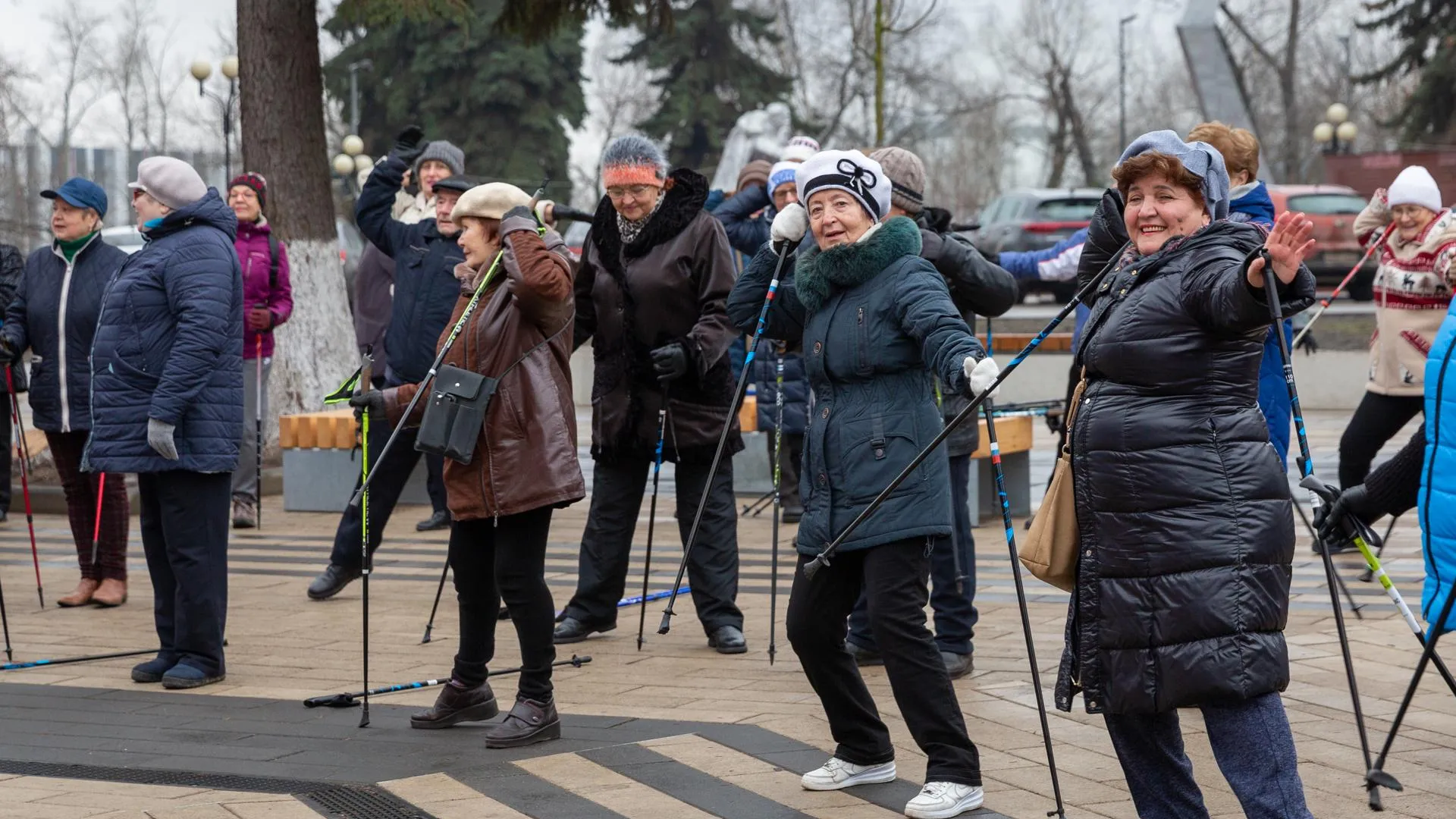 Инвентарь для занятий скандинавской ходьбой подарили пенсионерам в Котельниках