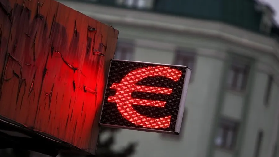 Евро взял планку в 100 рублей: что будет с курсом осенью
