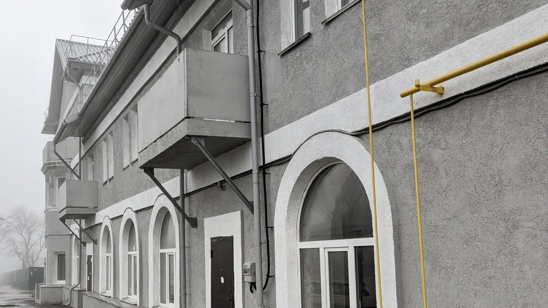Подмосковные строители завершают ремонтные работы дома в Мариуполе