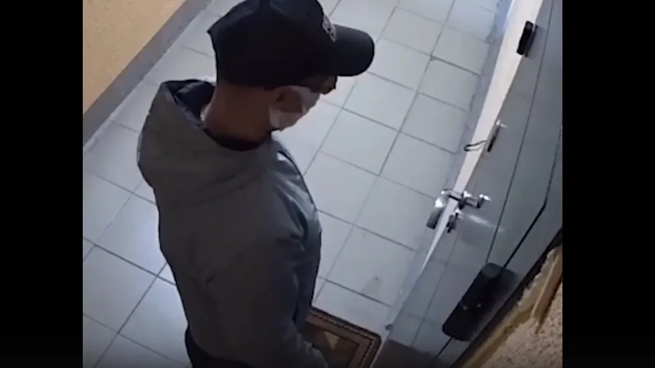 Вандал залил клеем замочную скважину двери одной из квартир в Подольске