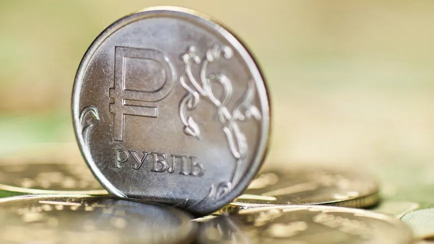 Рубль ослаб на 18%: россиянам снова предложили присмотреться к валютным вкладам