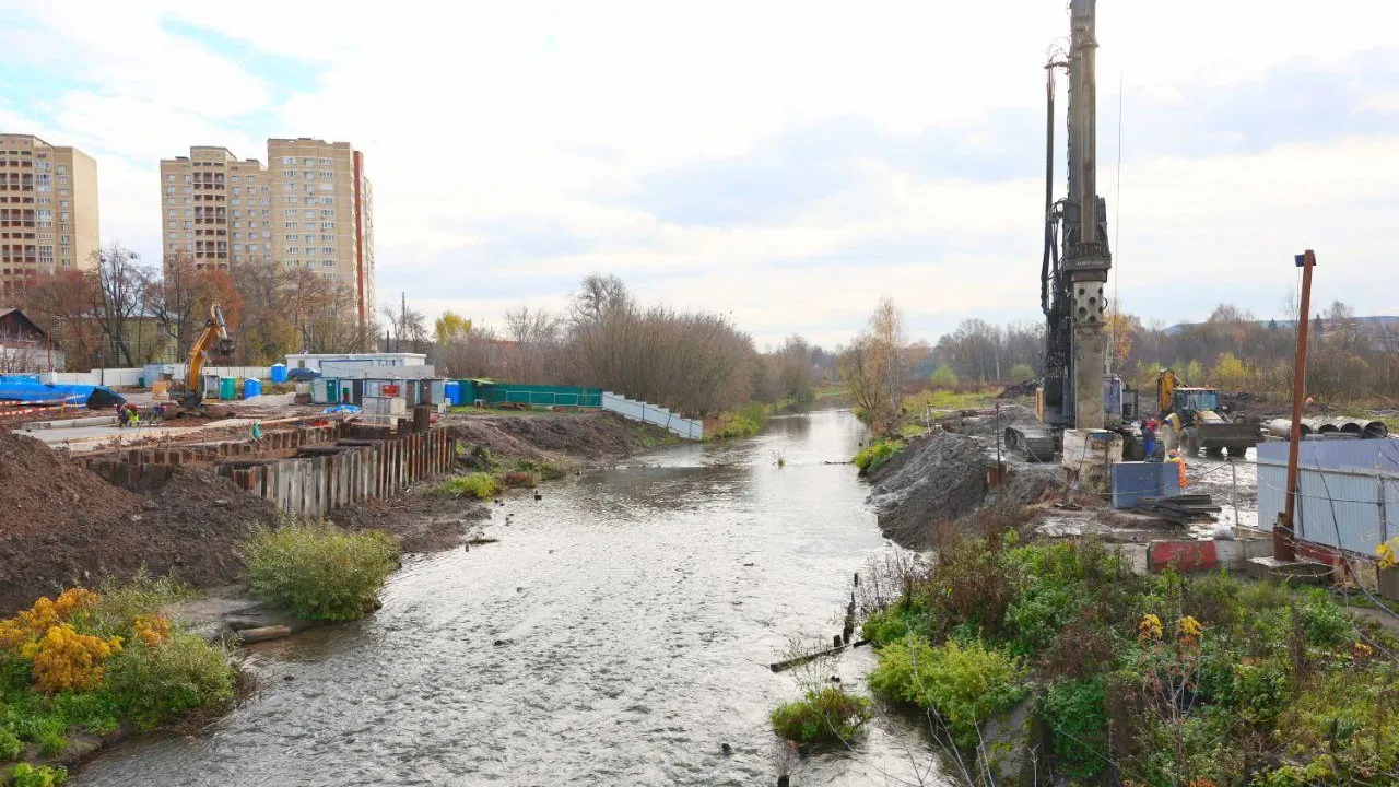 В Мытищах продолжается строительство нового моста через реку Клязьму
