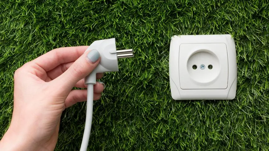 IT-эксперт призвал не оставлять зарядку в розетке