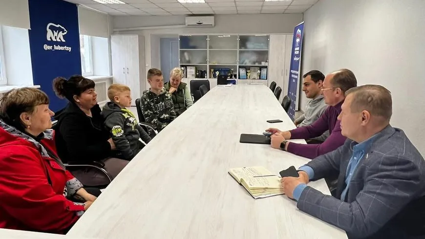 Депутат Мособлдумы Коханый передал летние вещи семье из ЛНР, проживающей в Люберцах
