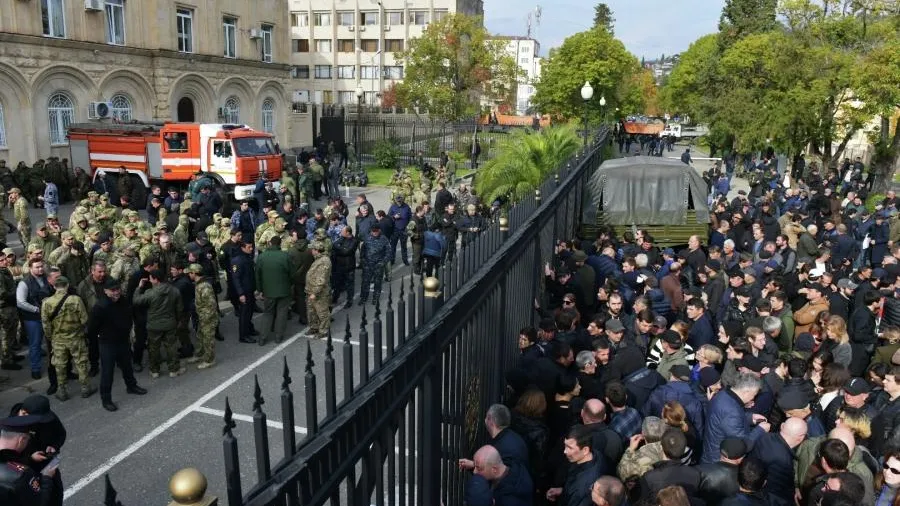 Протестующие выломали забор грузовиком и пробились к зданию парламента Абхазии