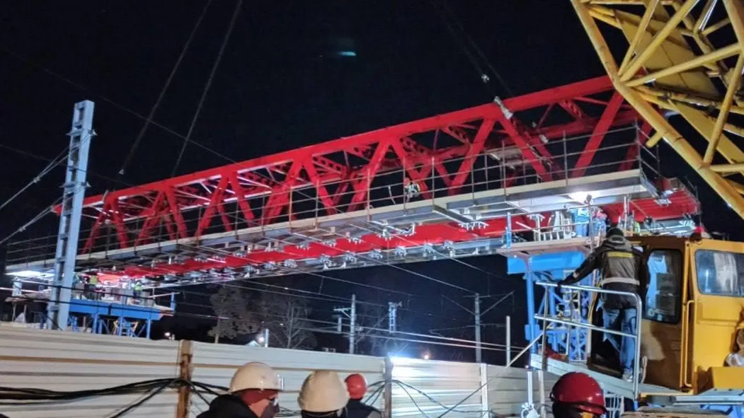 На строящемся переходе в Раменском округе смонтировали секцию пролетного строения