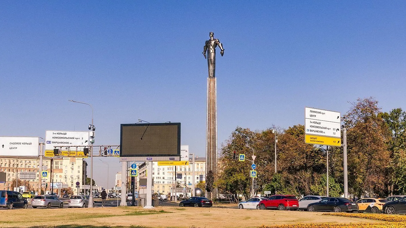 Реставрацию памятника Юрию Гагарину на Ленинском проспекте завершили в Москве
