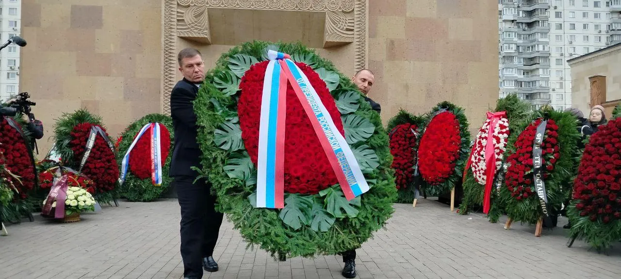 Президент РФ Владимир послал венок с розами на прощание с ведущим Кеосаяном
