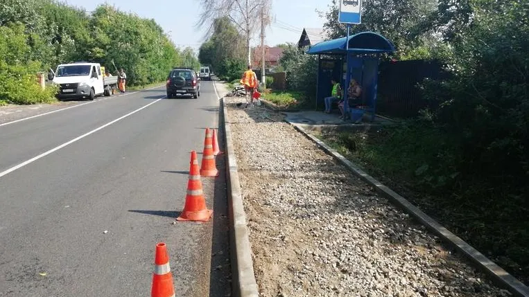 В микрорайоне Подольска приступили к ремонту посадочной площадки на автобусной остановке