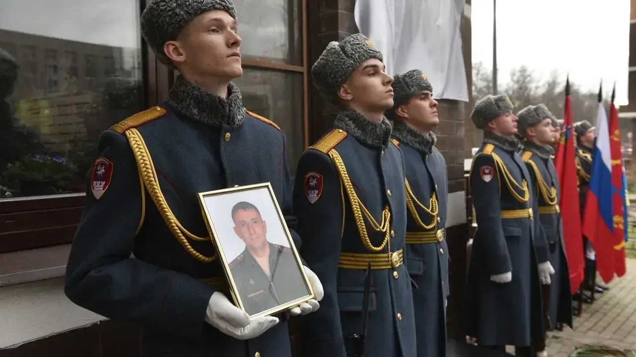 В Балашихе открыли мемориальную доску участнику СВО Алексею Краснокутскому