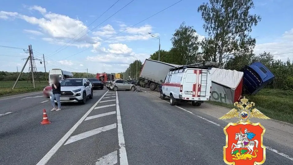Грузовик протаранил 8 машин на трассе в Дмитровском округе
