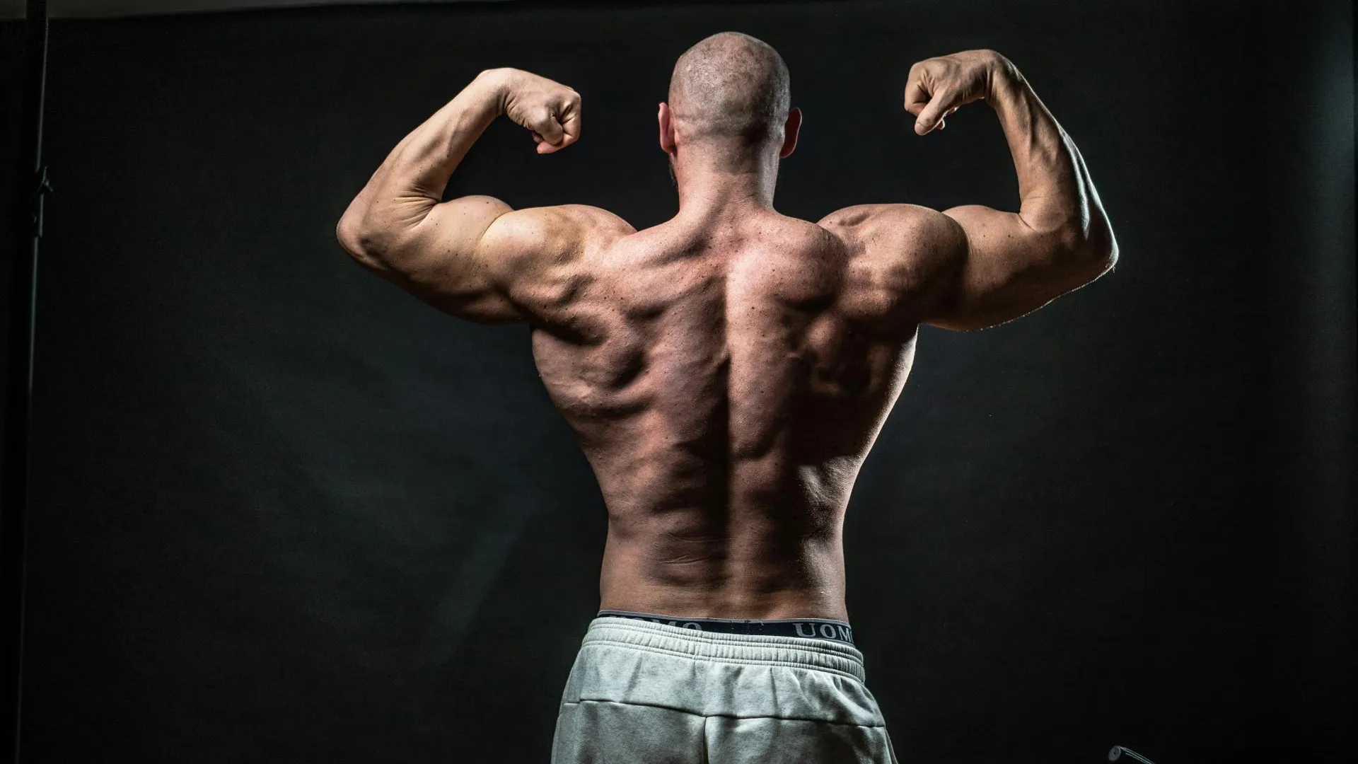 В Москве мужчина получил 10 суток за незакрытый шторой плакат с качком в комнате