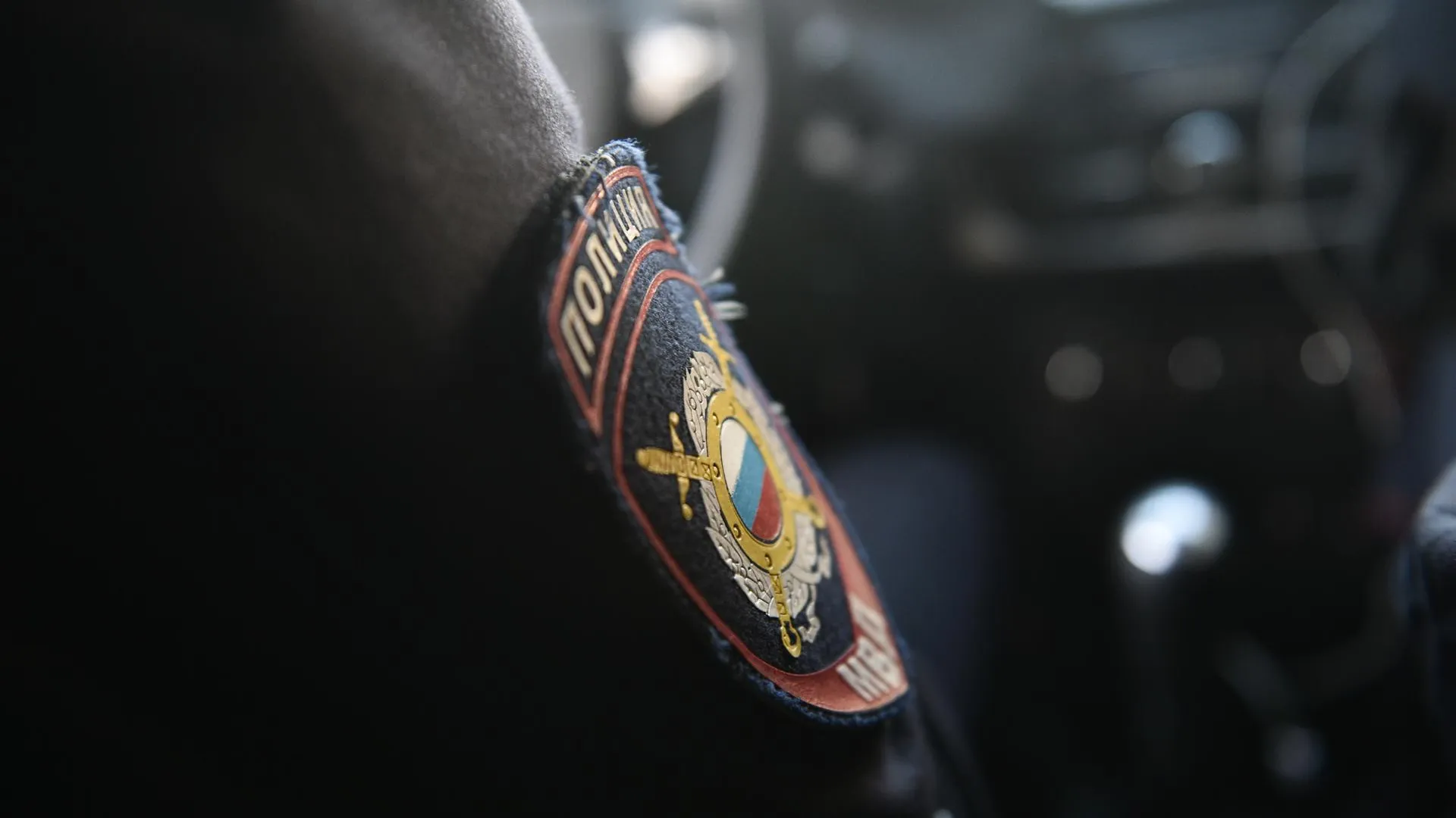 Ударил ножом в лицо и тело: мужчина напал на курсанта в полицейской машине