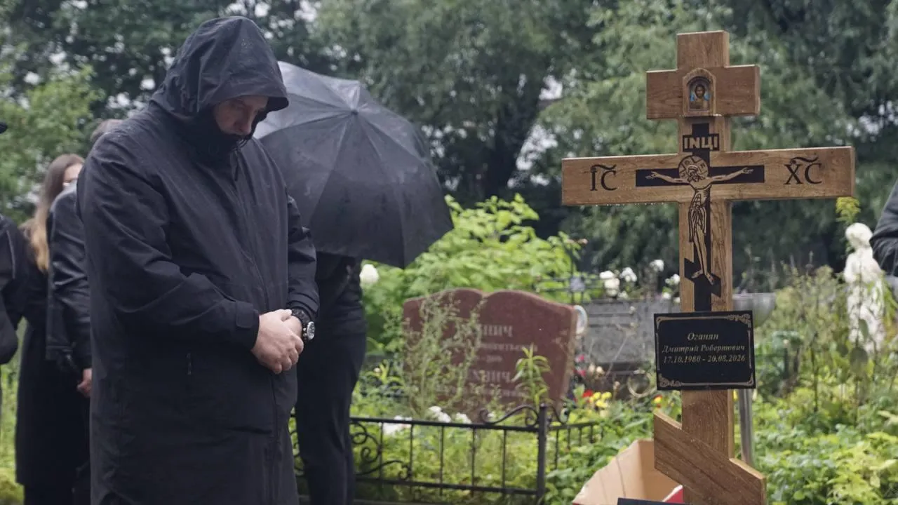Цветы и дождь: в Петербурге похоронили басиста «Кукрыниксов» Дмитрия Оганяна