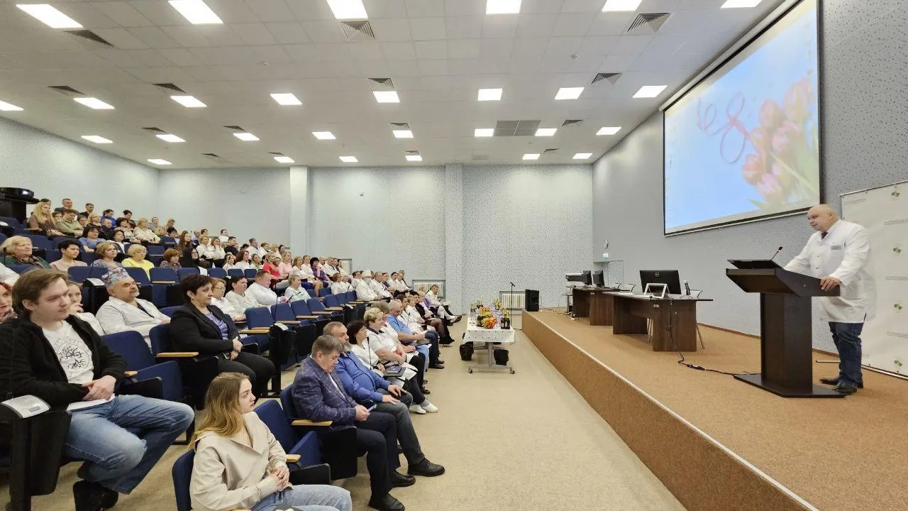 Главный врач онкодиспансера Подмосковья поздравил женщин с 8 марта