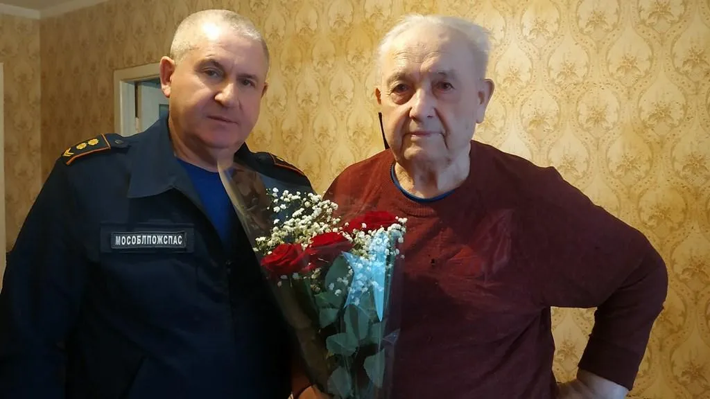 Сотрудники «Мособлпожспаса» Мытищ поздравили ветерана ВОВ с 95‑летием