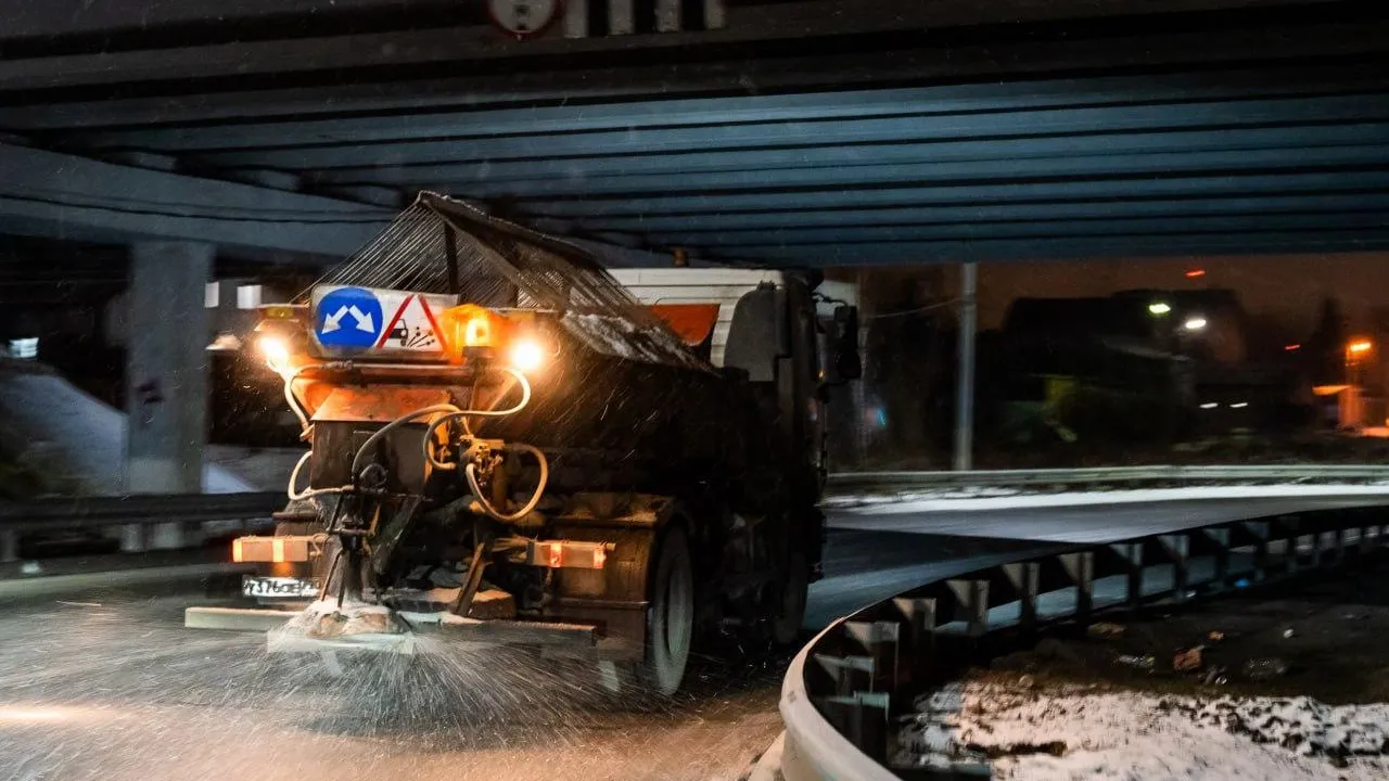 В Подмосковье специалисты проводят противогололедную обработку дорог