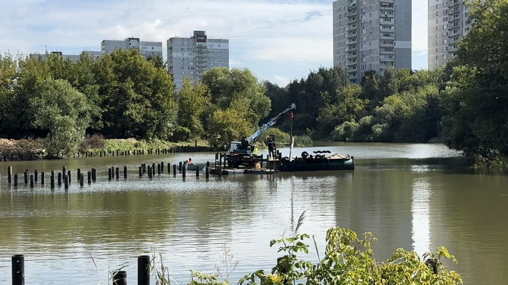 В Ленинском округе продолжается благоустройство Тарычевского пруда