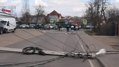 Упавшие фонари перекрыли улицу Суворова в Подольске