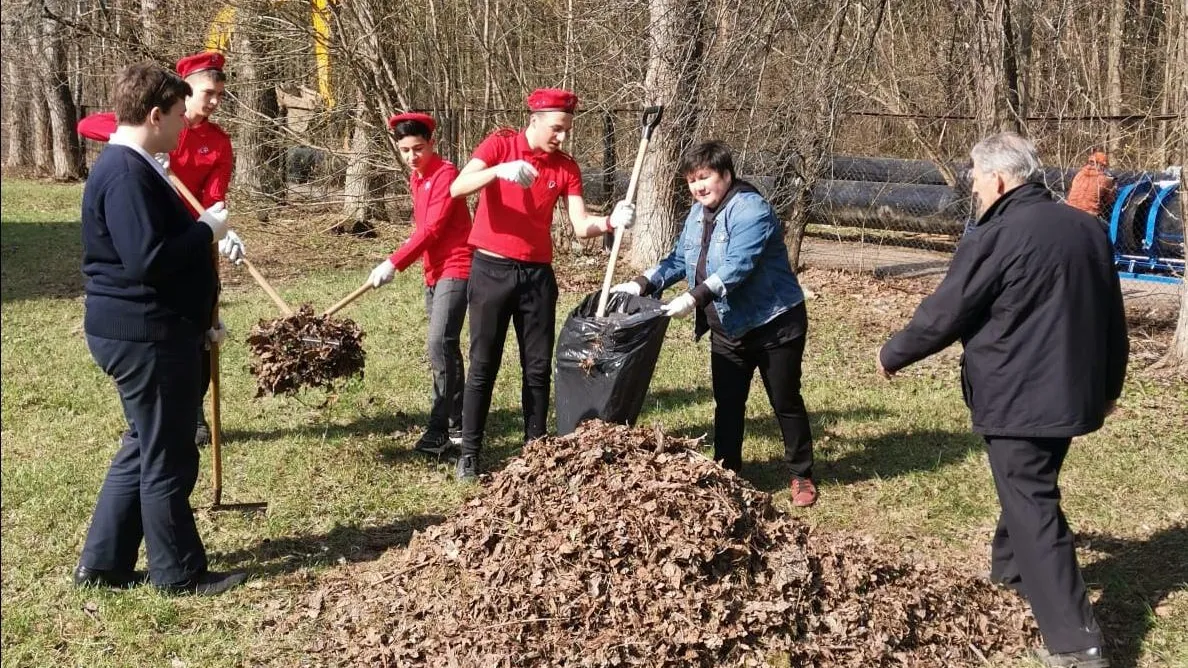 Юнармейцы Котельников привели в порядок аллею Памяти на субботнике