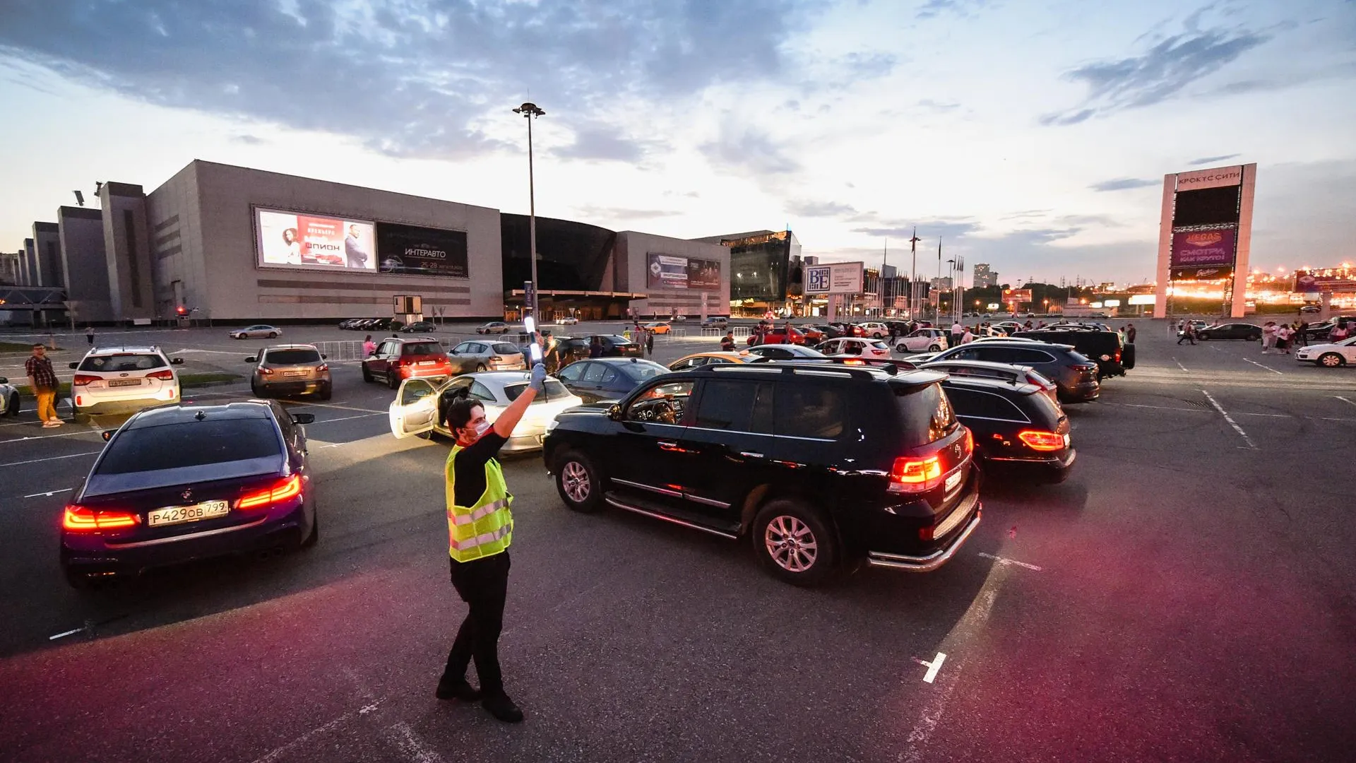 Свыше 660 зрителей посмотрели фильмы в автокинотеатрах подмосковных парков