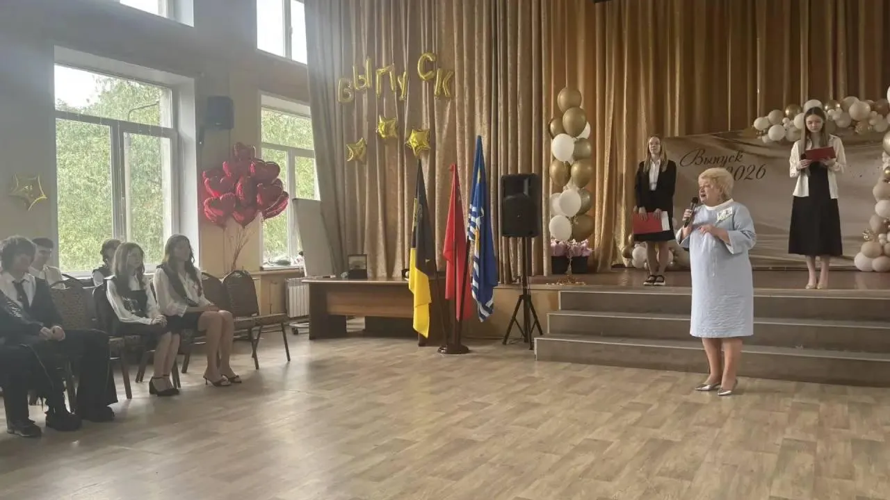 В Химках Подмосковья депутаты поздравили выпускников школ